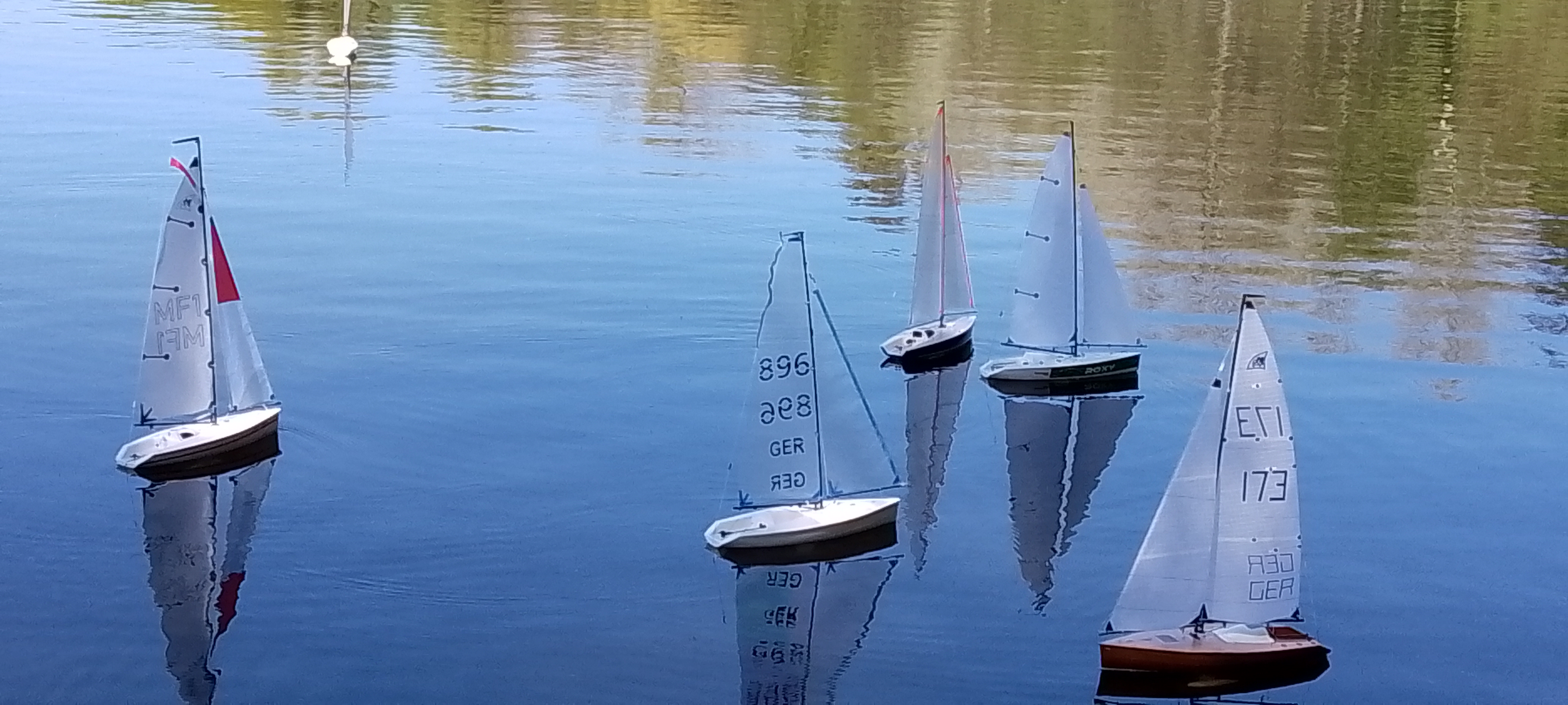 Oft absolute Flaute. Dann bekommen die hinteren Boote Wind und hauten ab. Die vorderen Boote standen still und leise.
