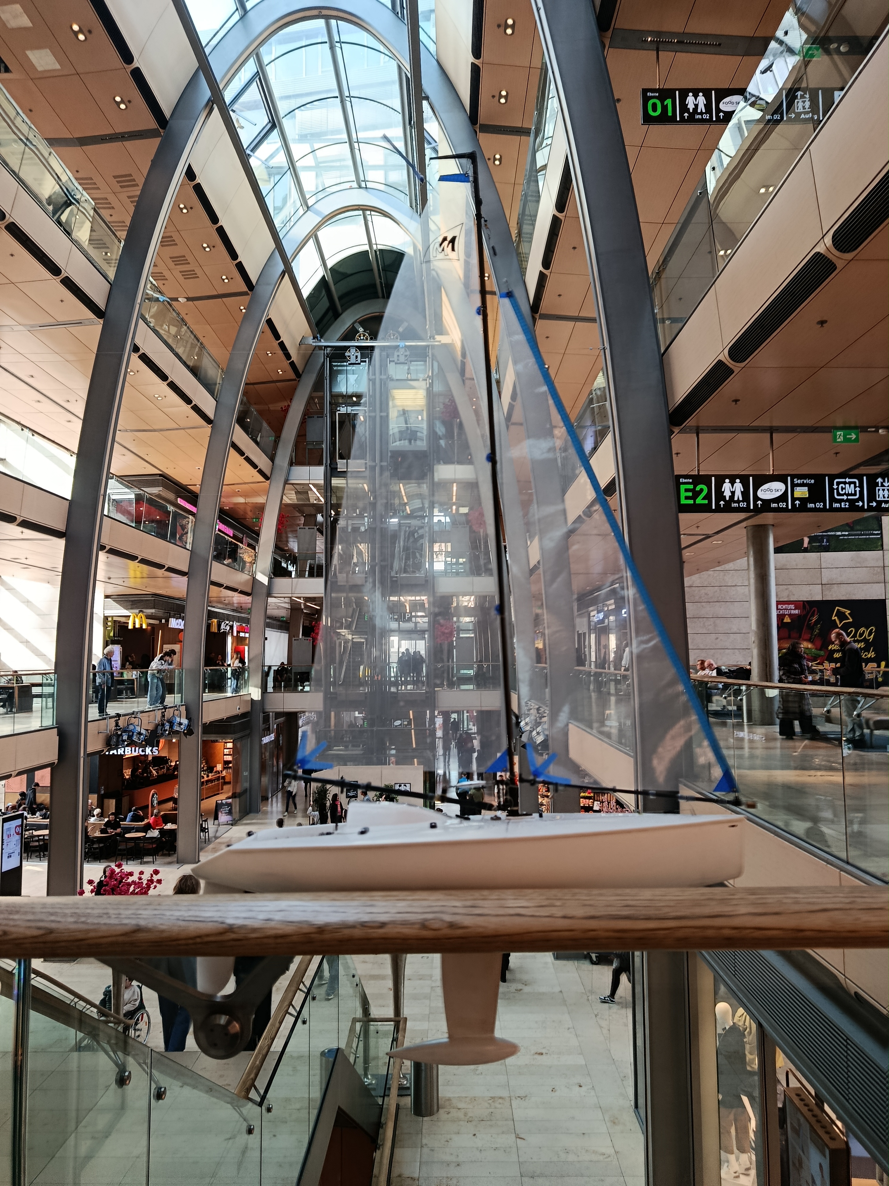 Vor dem segeln ein gemeinsames, gemütliches Frühstück in der Europapassage hebt die Stimmung.