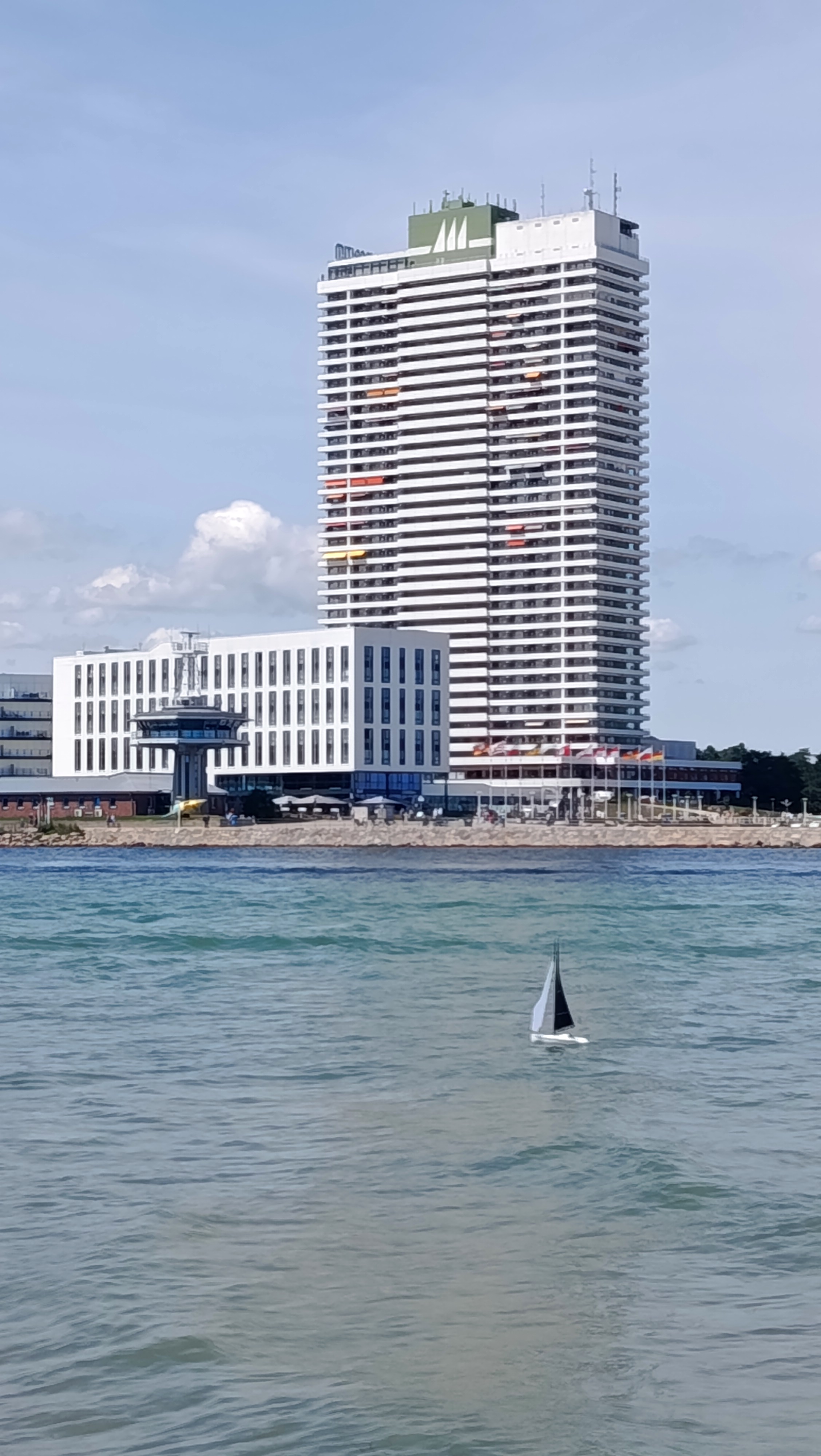 Alle schauen zu aus dem kleinen, zierlichen, wunderschönen Hotel?